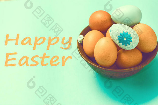 棕色复活节彩蛋躺在蓝色背景的盘子里