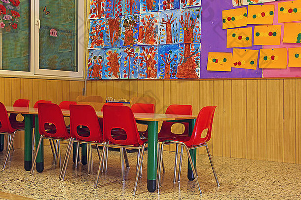 儿童学校的红色椅子和长凳