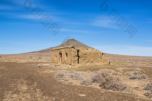 非洲南部大草原上的一座废弃建筑
