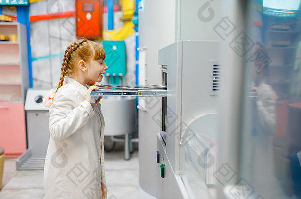 小女孩在分析实验室扮演医生