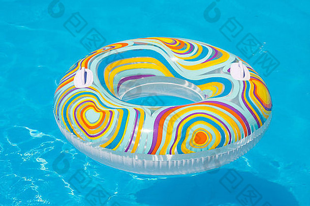 五颜六色的充气球和圆管漂浮在游泳池里