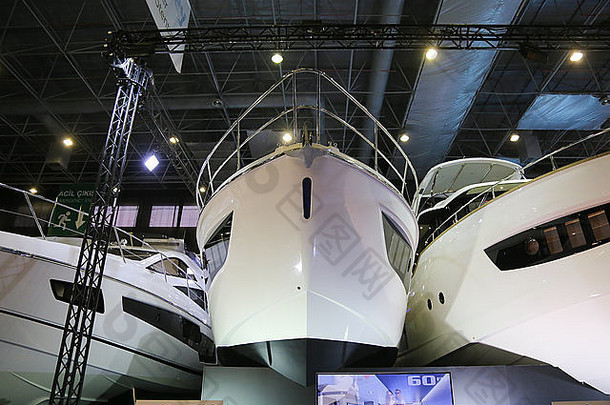 在中国北车博览中心举行的第九届中国北车欧亚游艇展上展出的游艇