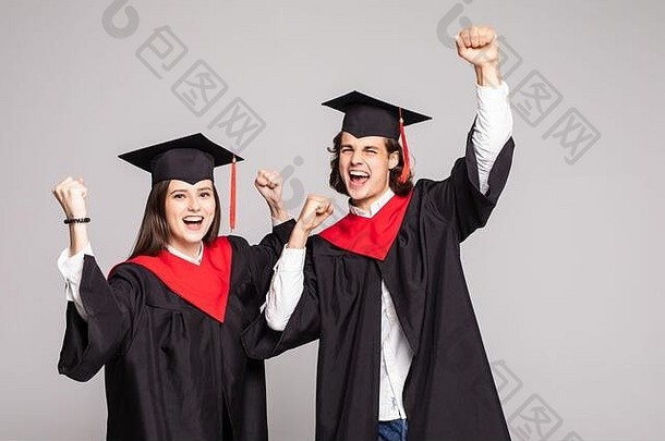 夫妇毕业礼服持有文凭庆祝孤立的白色背景