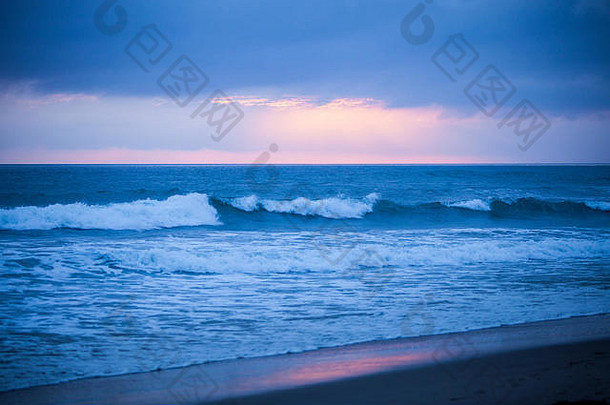 加利福尼亚州圣巴巴拉市亨德利海滩的<strong>海浪</strong>和风暴