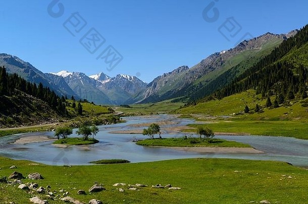 通往天山山脉的山谷。吉尔吉斯斯坦东部