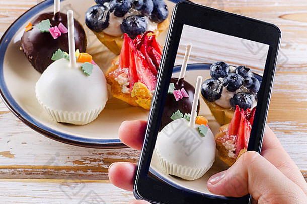 智能手机拍摄食物照片甜点浆果