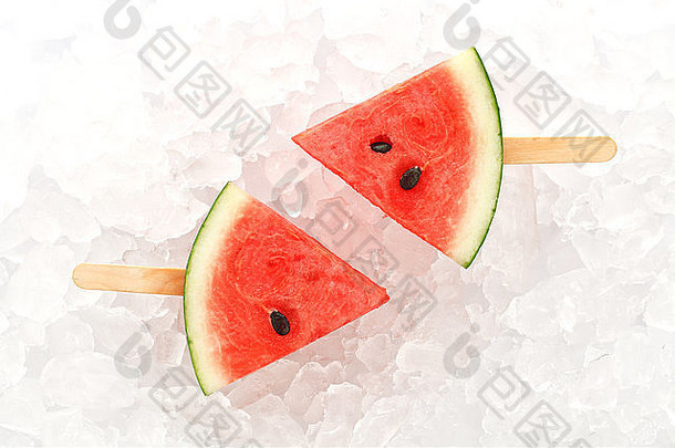 西瓜冰棒美味新鲜夏季水果甜点冰白色背景
