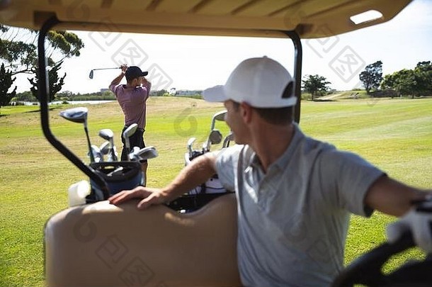 高尔夫球手开车高尔夫球车