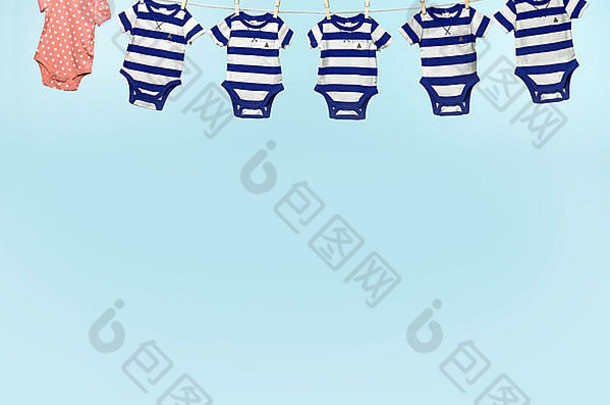婴儿浅蓝色背景搭配6件婴儿服装