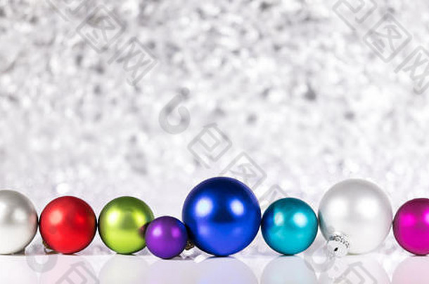 色彩斑斓的圣诞节球前面节日背景Copyspace概念圣诞节