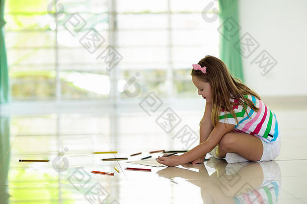 在家里，孩子们用五颜六色的铅笔在白色<strong>瓷砖</strong>地板<strong>上</strong>画十字。孩子们<strong>放</strong>学后画画和做美术作业。孩子们画一张画