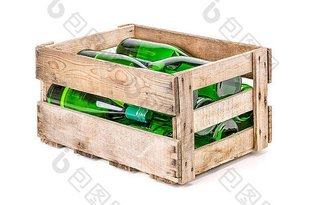装满白葡萄酒瓶的老式木制酒箱