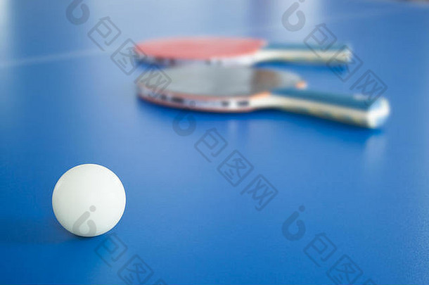 背景带球拍的白色乒乓球、乒乓球、壁纸