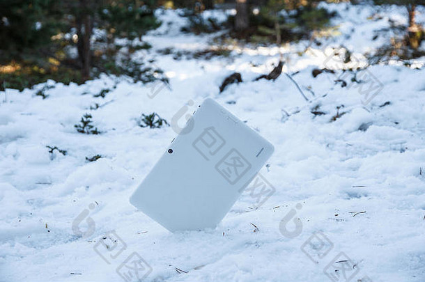 在一个下雪的日子里，白石碑半埋在满山的雪地里。科技理念，让人际关系每次都变得更酷。