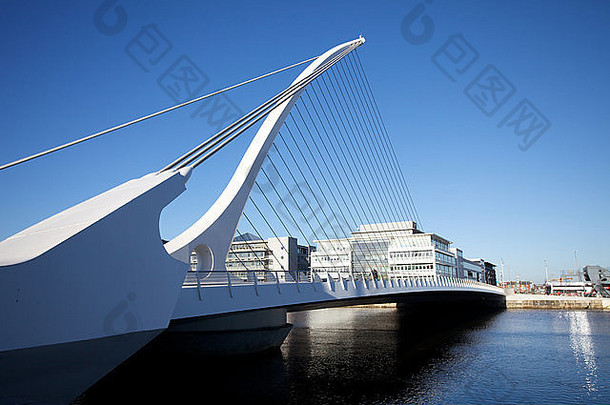 塞缪尔·贝克特大桥横跨爱尔兰都柏林市的利菲河