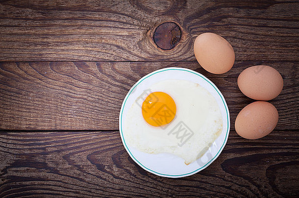 木桌上的煎蛋早餐