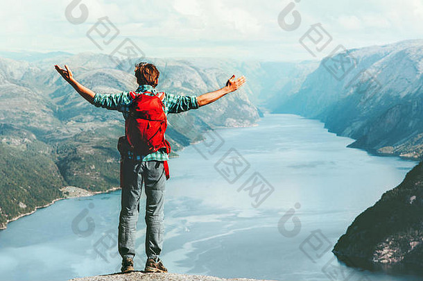 快乐旅行者男人。背包情感提高了手旅行冒险生活方式旅游热概念假期户外成功走挪威