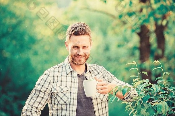 快乐男人。杯茶早....咖啡健康的生活方式自然健康早餐点心<strong>时间</strong>生态生活男人。男人。绿色森林喝茶户外伟大的早....
