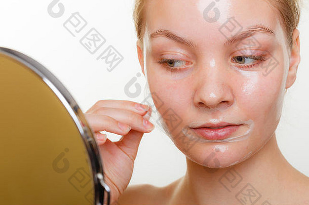 美容<strong>护肤</strong>化妆品与健康理念。年轻女子面部，女孩卸除<strong>面膜</strong>。剥皮。
