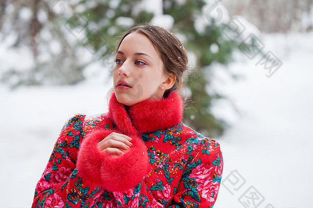 年轻漂亮的黑发女子穿着毛皮大衣在<strong>冬季</strong>公园摆姿势。模特穿着时尚<strong>保暖</strong>的衣服。