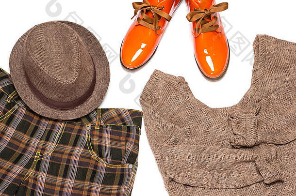 英式服装。一套格纹阔腿长裤、针织毛衣、窄边trilby帽、橙色漆皮系带锥形脚趾鞋
