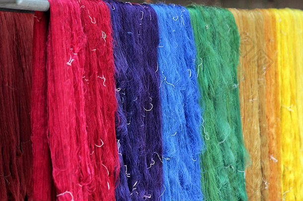 丝绸生产过程色彩斑斓的生丝绸线程
