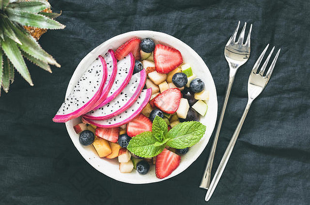 热带水果沙拉龙水果碗黑暗背景健美的图像表格前视图健康的素食主义者水果沙拉