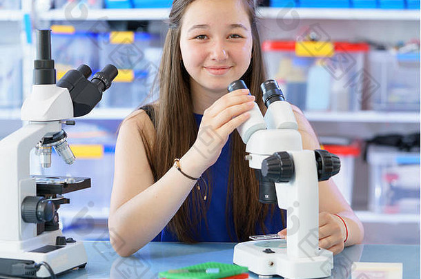 科学课上的十几岁女学生用实验，科学课上的十几岁女学生用显微镜