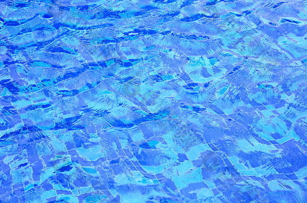 波游泳池水表面开放水身体吹强大的风导致波涟漪蓝色的陶瓷瓷砖地板上