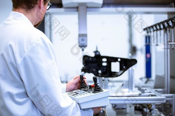 质量工程师在汽车厂测量塑料部件的专业3D测量，工业概念