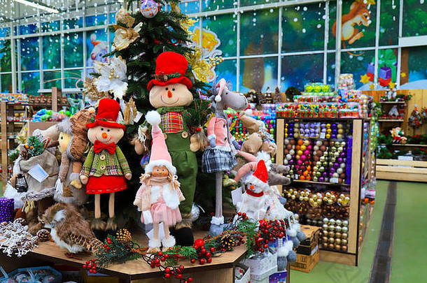 商店里有圣诞节和新年的玩具。商店里戴着帽子的滑稽娃娃。节日的冬季贸易、购物中心的交易会、购物中心。