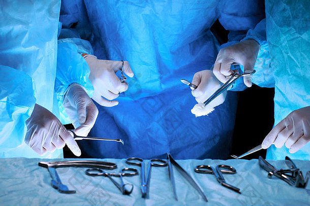 医疗团队执行操作集团外科医生工作操作剧院健美的蓝色的