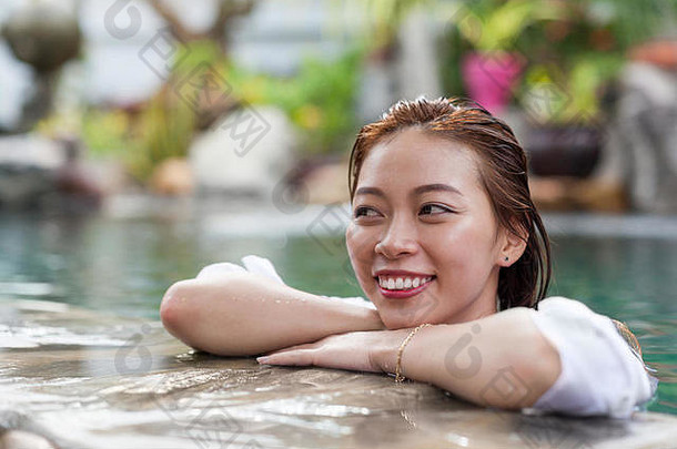 美丽女子度假村游泳池轻松写真年轻亚洲女孩快乐微笑