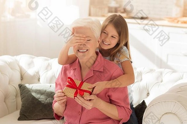 可爱的孩子关闭奶奶的眼睛给现在首页