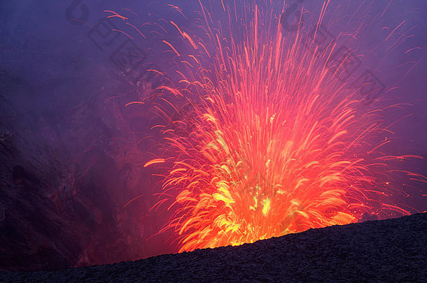 yasur火山坦纳岛瓦努阿图视图喷发火山口晚上