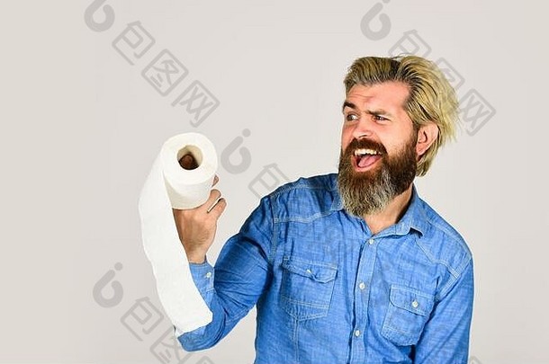 我们就是这样滚的。腹泻一名男子在超市里拿着卫生纸卷。一卷卫生纸。冠状病毒危机导致卫生纸<strong>抢购</strong>。卫生与卫生。男厕所。