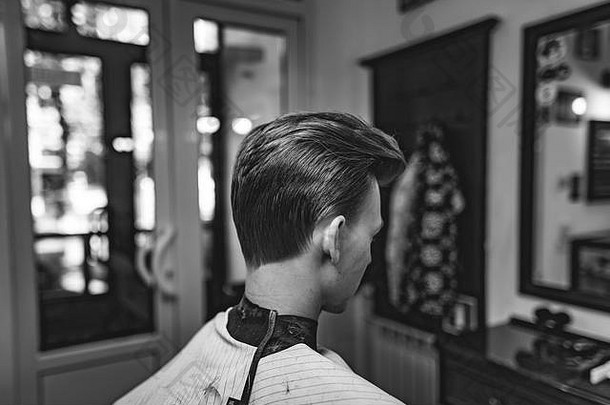 理发店的男士理发和发型设计。复古照片