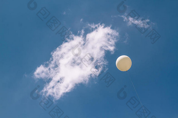 白色气球飞行完美的多云的蓝色的天空
