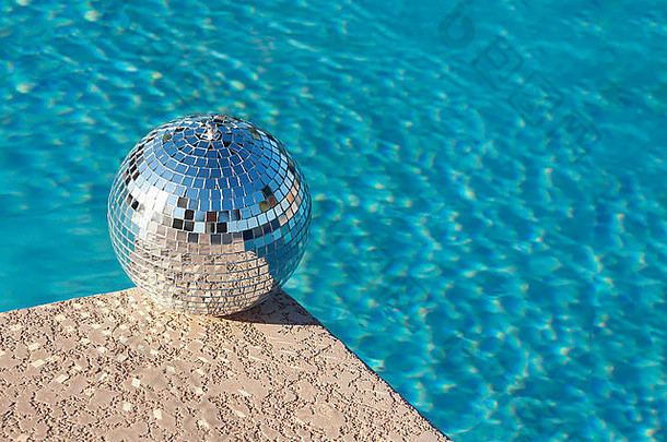 池边趣味音乐舞蹈派对活动概念图。。。。银牌、迪斯科舞厅、游泳池旁的球水蓝色
