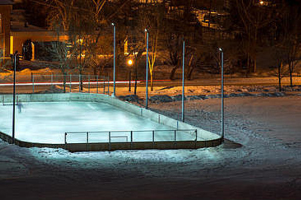 户外曲棍球溜冰场场晚上