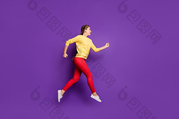 有趣的千禧一代女士跳高抢购快跑休闲黄色套头衫红色长裤