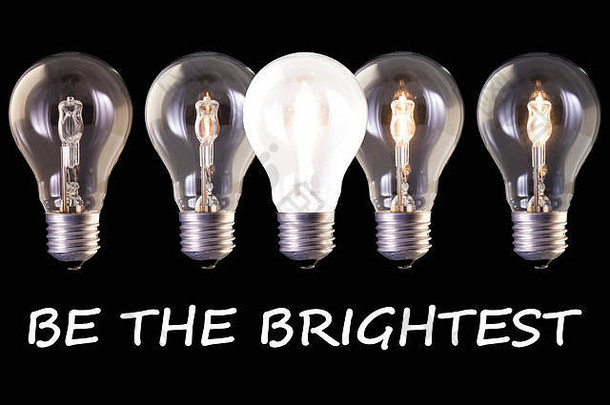 概念构思是最亮的五个灯泡卤素灯，在黑色背景下具有不同的亮度