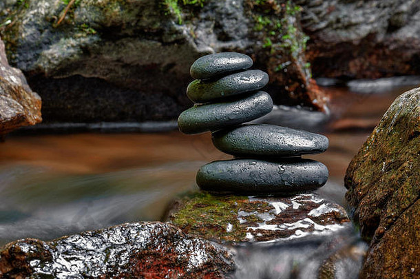 瀑布上平衡的石头