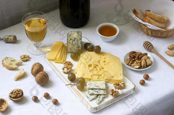 各种奶酪、<strong>葡萄</strong>、坚果和蜂蜜的开胃菜，配白<strong>葡萄</strong>酒和红酒。乡村风格。