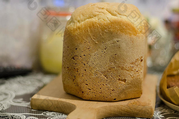 桌上的全麦面包