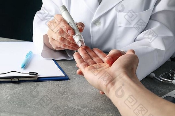 医生检查血糖水平病人糖尿病灰色的表格