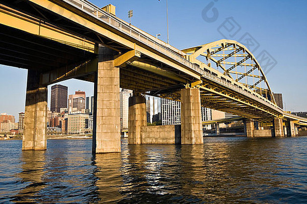 匹兹堡市中心的黄桥。