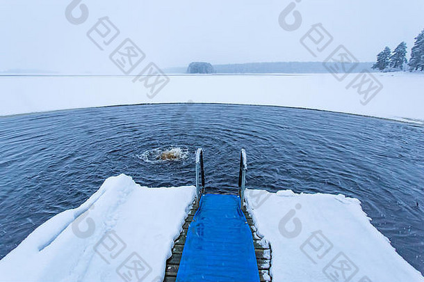 来自芬兰库莫的冰上<strong>游泳场</strong>所。