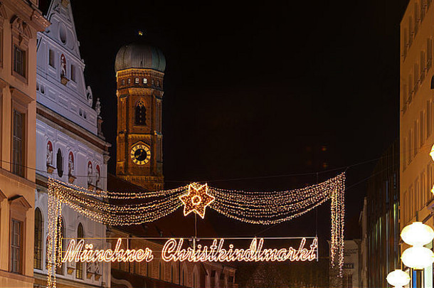 慕尼黑市场美不胜收，街道两旁点缀着童话般的灯光，圣诞树和星星也被点亮