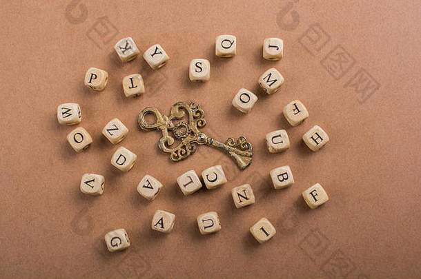 复古钥匙周围的木制字母方块